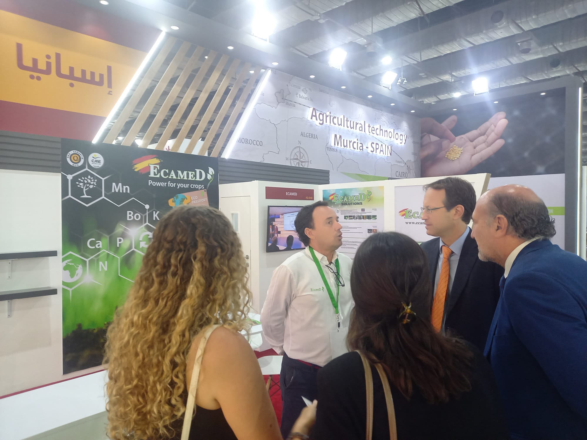 El embajador de España en el Stand de Ecamed